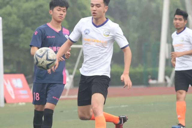 济南高新区实验中学体育综合体投用，学生“足不出校”学游泳
